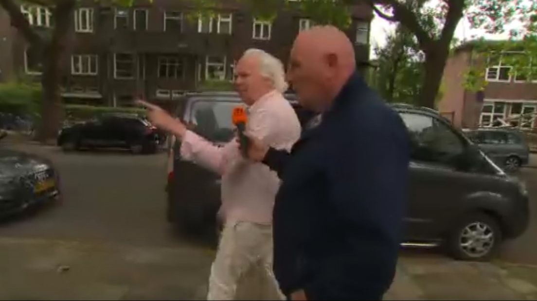 Michiel leidt Ronald Niemeijer op kattensafari door Stad