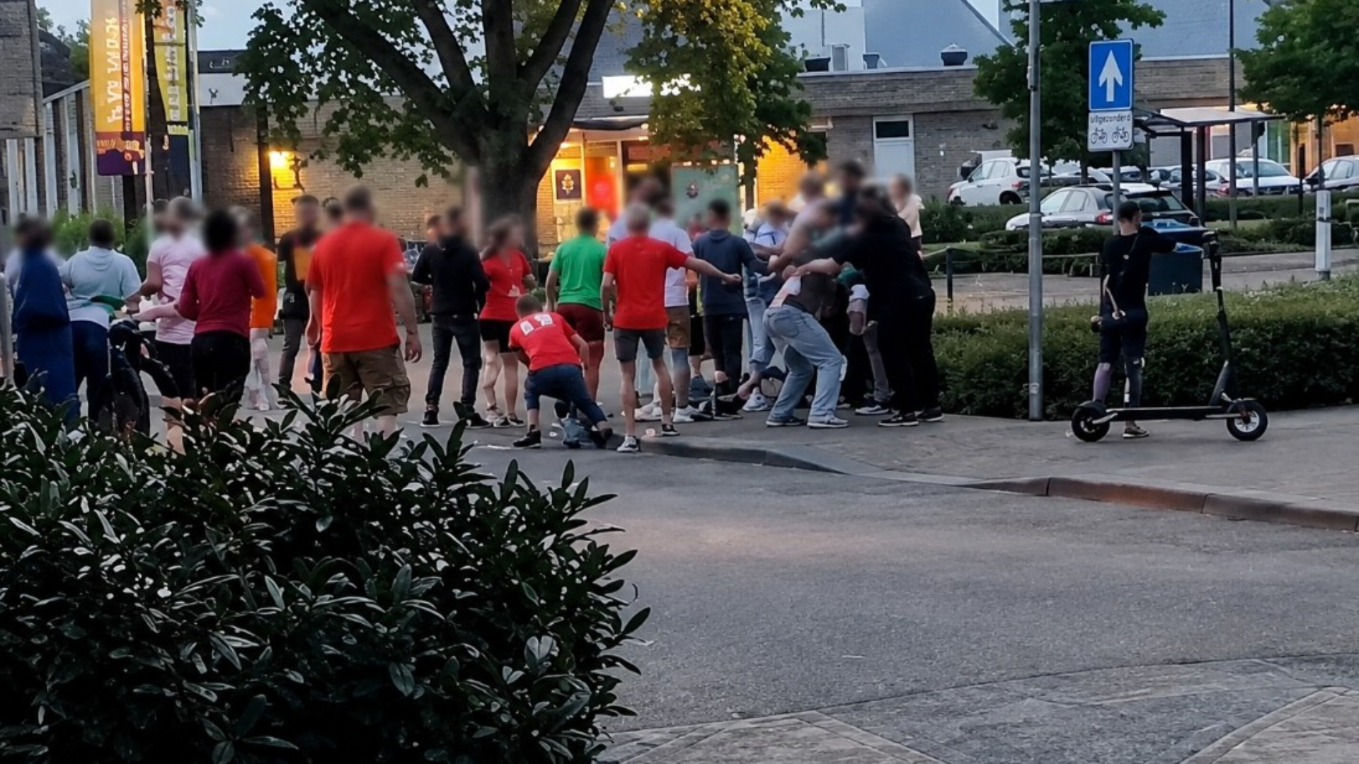 Een beeld uit een video van de vechtpartij van zaterdagavond 20 juni in 's-Gravendeel.