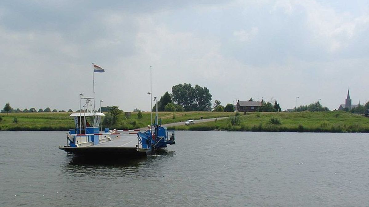 Onmin over veerpont Arcen-Lottum