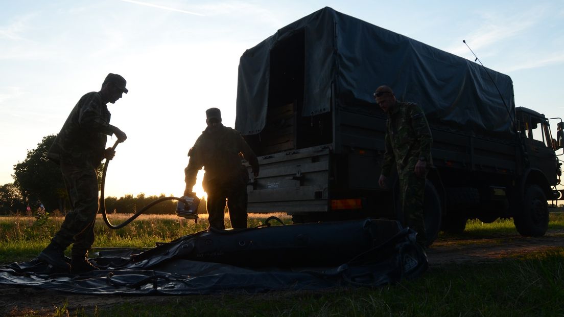 Militairen blazen een rubberboot op (Rechten: RTV Drenthe/Jeroen Kelderman)