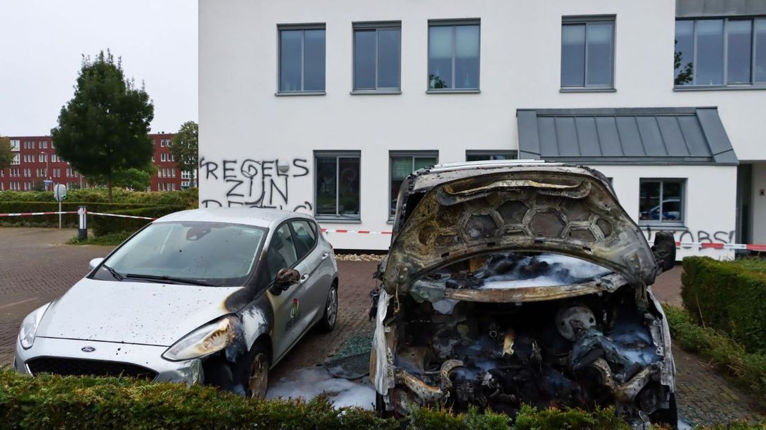 Pand beklad en auto’s vernield van woningbouwvereniging Ons Huis in Enschede