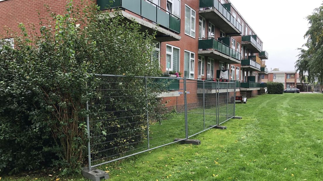 Het IMG heeft hekken geplaatst bij de flats in Winschoten