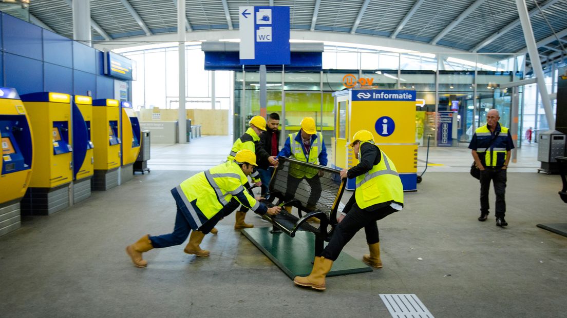 Medewerkers van Prorail slepen met een 'oude' bank