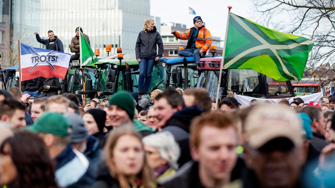 Veel Gelderse boeren trokken woensdag opnieuw naar Den Haag om te protesteren tegen de stikstofmaatregelen van het kabinet. Vanuit verschillende hoeken van de provincie stapten boeren midden in de nacht weer op de trekker om hun stem te laten horen. Omroep Gelderland was er de hele dag bij en reed mee in enkele trekkers. Lees het verloop van de dag terug in ons liveblog.