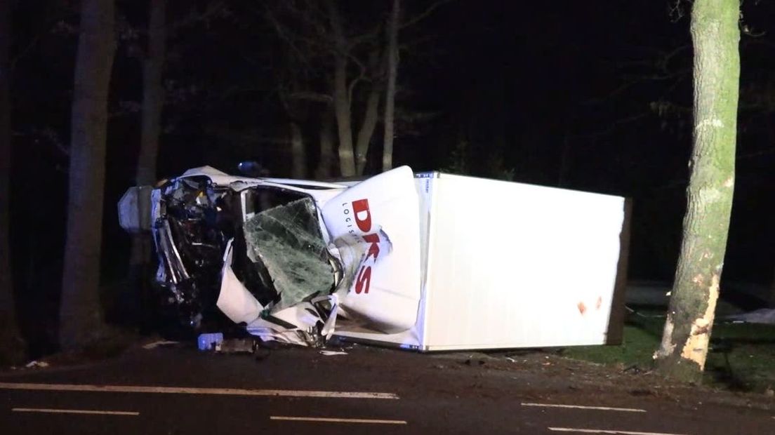 Bij een ongeluk in Haarlo (gemeente Berkelland) is in de nacht van donderdag op vrijdag een automobilist om het leven gekomen. Het slachtoffer is een 59-jarige man uit Winterswijk.