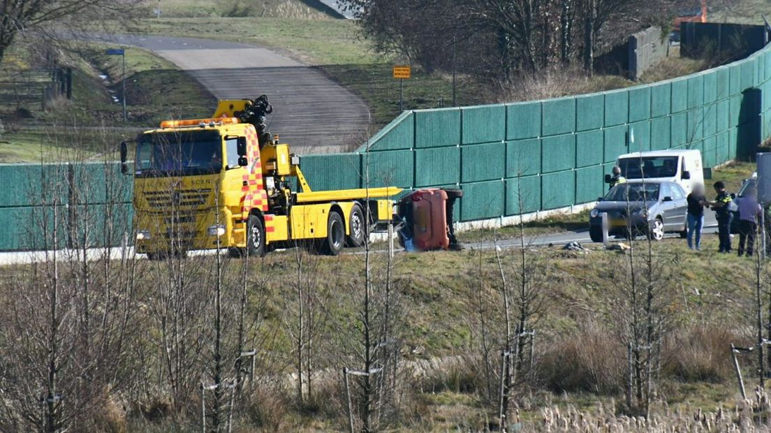 Auto slaat over de kop op A35.