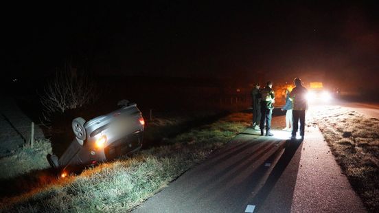 Automobilist wijkt uit voor dier • ravage na botsing. Automobilist wijkt uit voor dier • ravage na botsing.