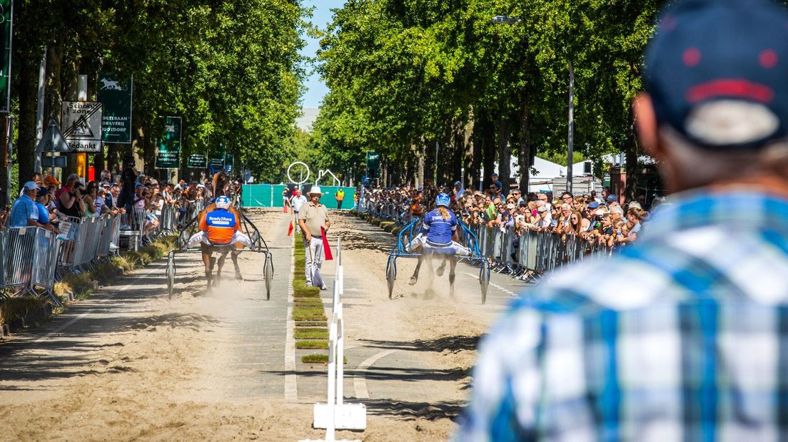 Caroline en haar paard rechts op de baan