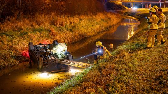 Automobilist raakt vangrails en eindigt in sloot naast snelweg