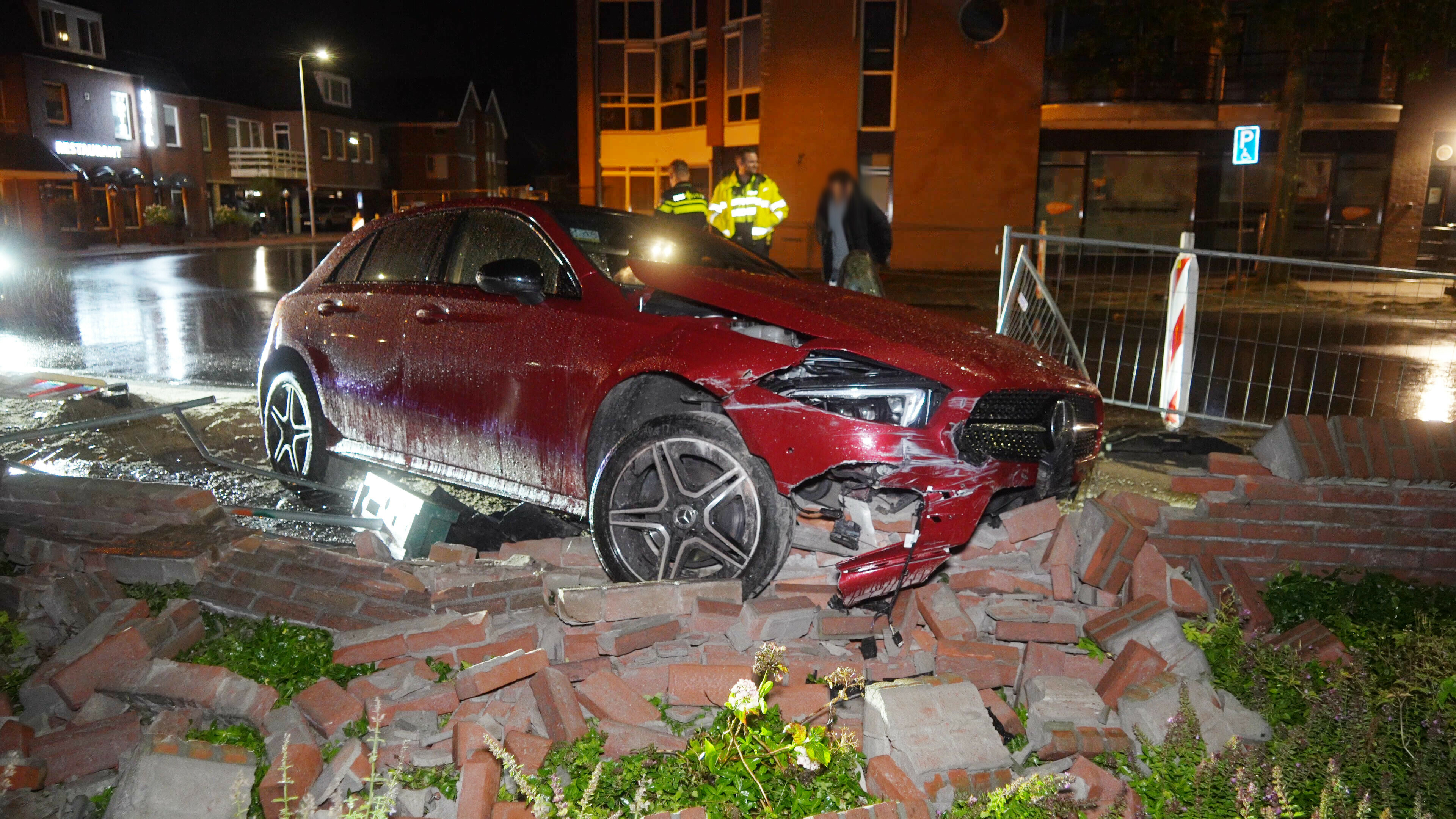 Tuinmuurtje voorkomt dat auto woning binnenrijdt in Coevorden