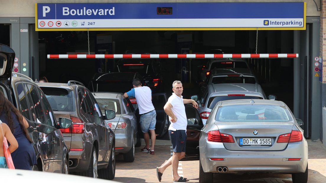 Drukte bij de parkeergarages in Scheveningen. | Foto Regio15