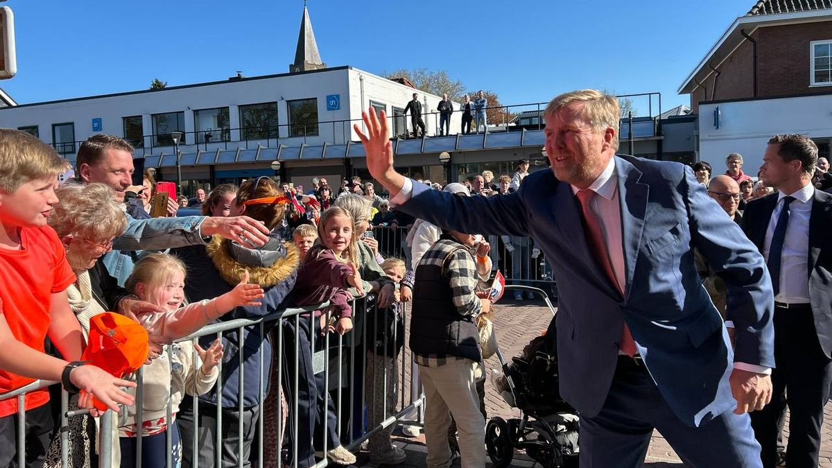 “Tegen alle protocollen in” dorpsbewoonster pakt haar moment bij bezoek koning