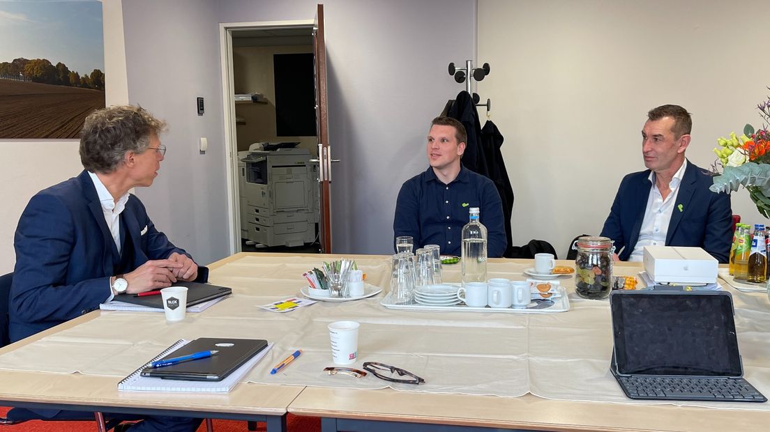 De BBB (Gouke Moes (l), Eddie van Marum (r)) aan tafel tijdens de verkenningsronde met Ard van der Tuuk