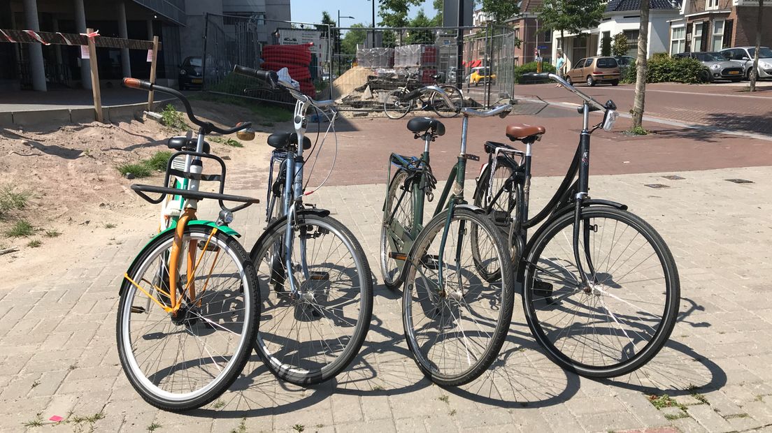 Overal staan fietsen rond het station Assen geparkeerd, ondanks een nieuwe stalling (Rechten: Margriet Benak / RTV Drenthe)