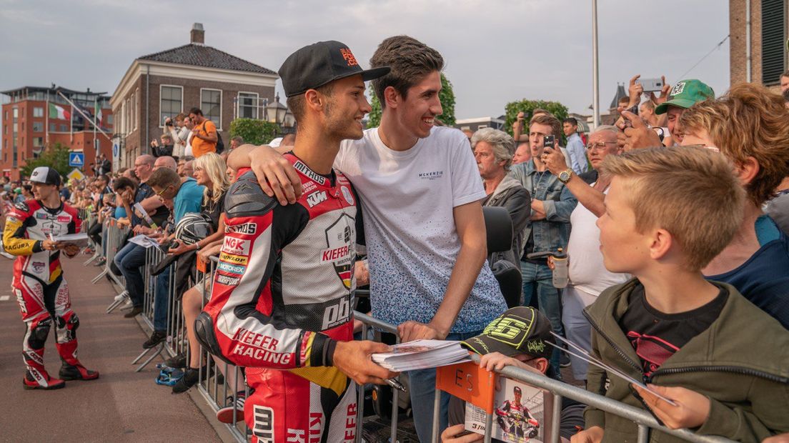 Fans kunnen na de demo met de coureurs op de foto (Rechten: RTV Drenthe / Kim Stellingwerf)