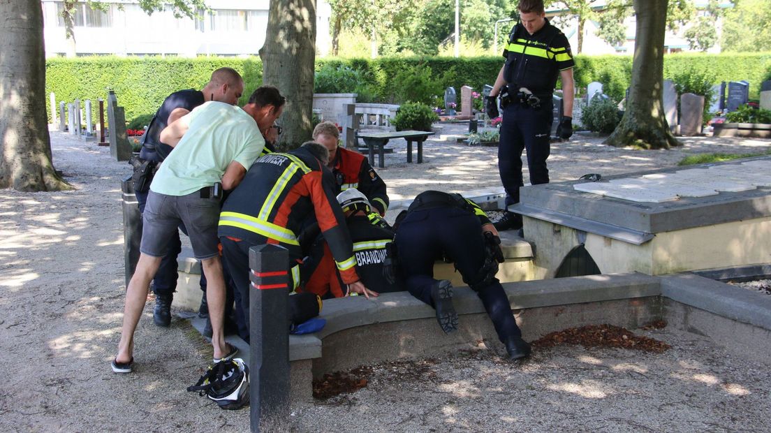 De hulpdiensten zijn bezig met het slachtoffer