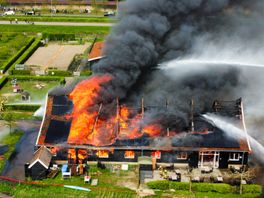 Vlammen 10 meter de lucht in bij brand in recreatieboerderij