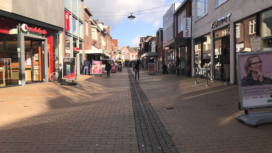 In de Oudestraat in Assen komen zaterdag straatstickers voor een veilige looproute en gastdames (Rechten: RTV Drenthe / Margriet Benak)