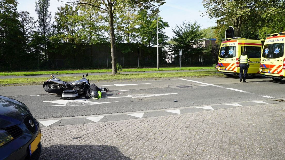 Motorrijder ernstig gewond na botsing busje Deventer