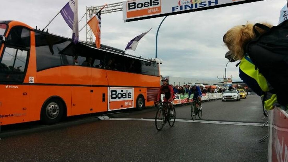 De derde etappe van de Holland Ladies Tour is donderdag gewonnen door de Amerikaanse Lauren Hall. De etappe startte en finishte voor de tweede keer in Tiel.