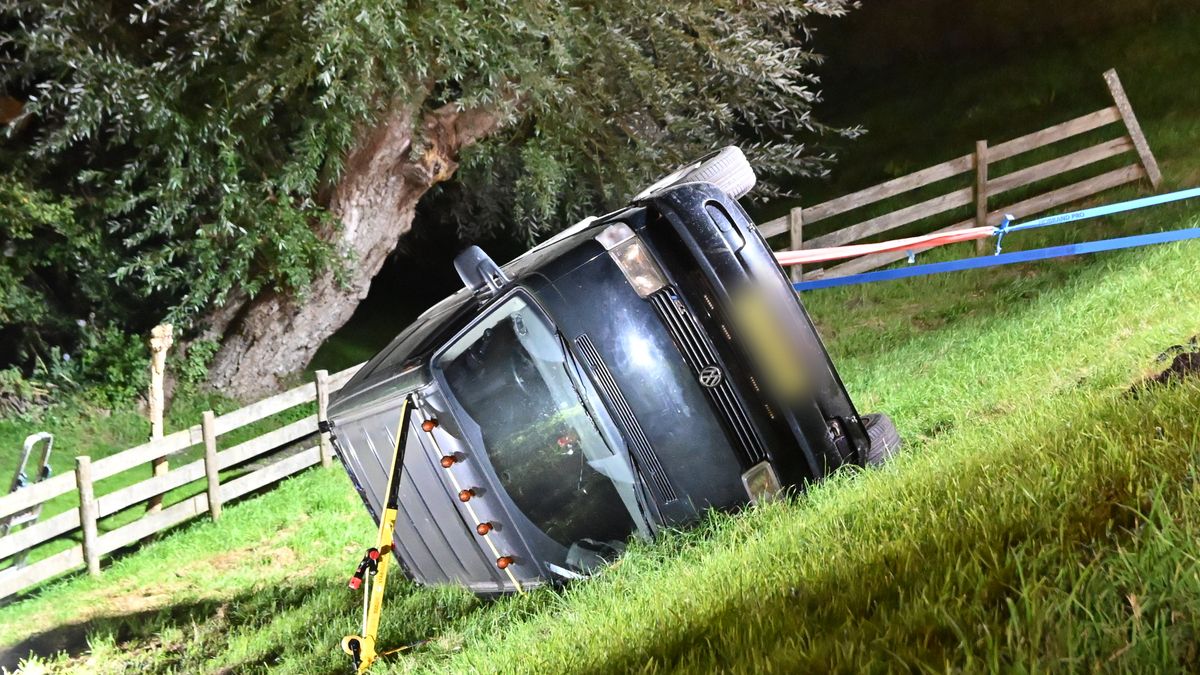 Busje vliegt uit bocht, bestuurder meegenomen