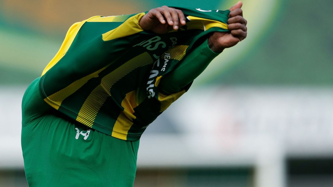 ADO-speler Shaquille Pinas trekt shirt uit