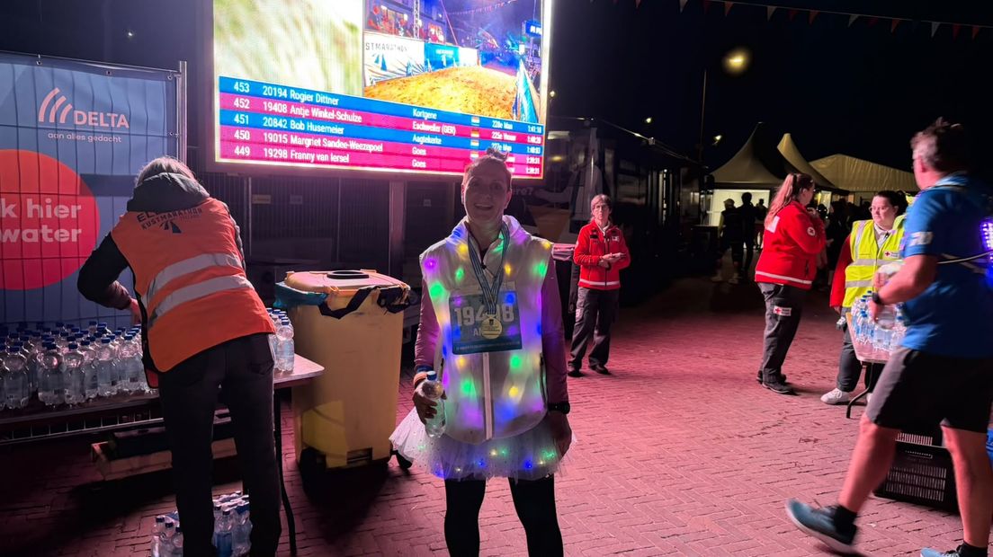 De eerste vrouwelijke wandelaar over de finish