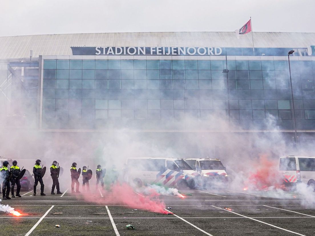 De politie-inzet rondom De Klassieker tussen Feyenoord en Ajax op zondag 22 januari 2023
