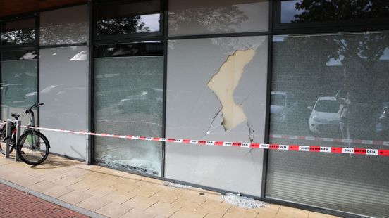 Auto botst tegen gevel in Apeldoorn
