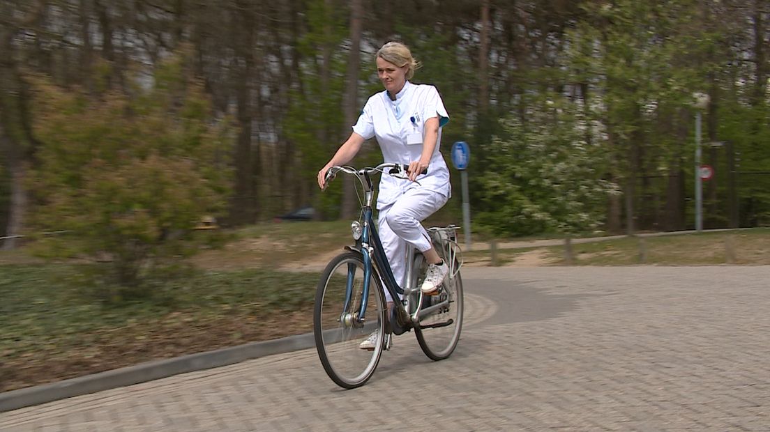 'Ik ga altijd op de fiets naar mijn werk', zegt Ilse Heurkens, medewerker van het Canisius-Wilhelmina Ziekenhuis. Dit ziekenhuis en gemeente Nijmegen willen dat meer werknemers van het Nijmeegse ziekenhuis met de fiets naar het werk gaan. Om dat voor elkaar te krijgen staat deze week in het teken van de tweewieler.