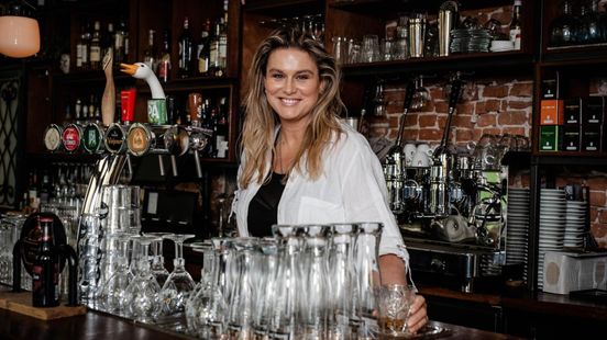 Na een carrière als topmodel opende Bianca (53) haar eigen kroeg: 'Mensen staan rijen dik voor de deur'