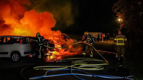 Brandweer heeft moeite bij blussen autobrand