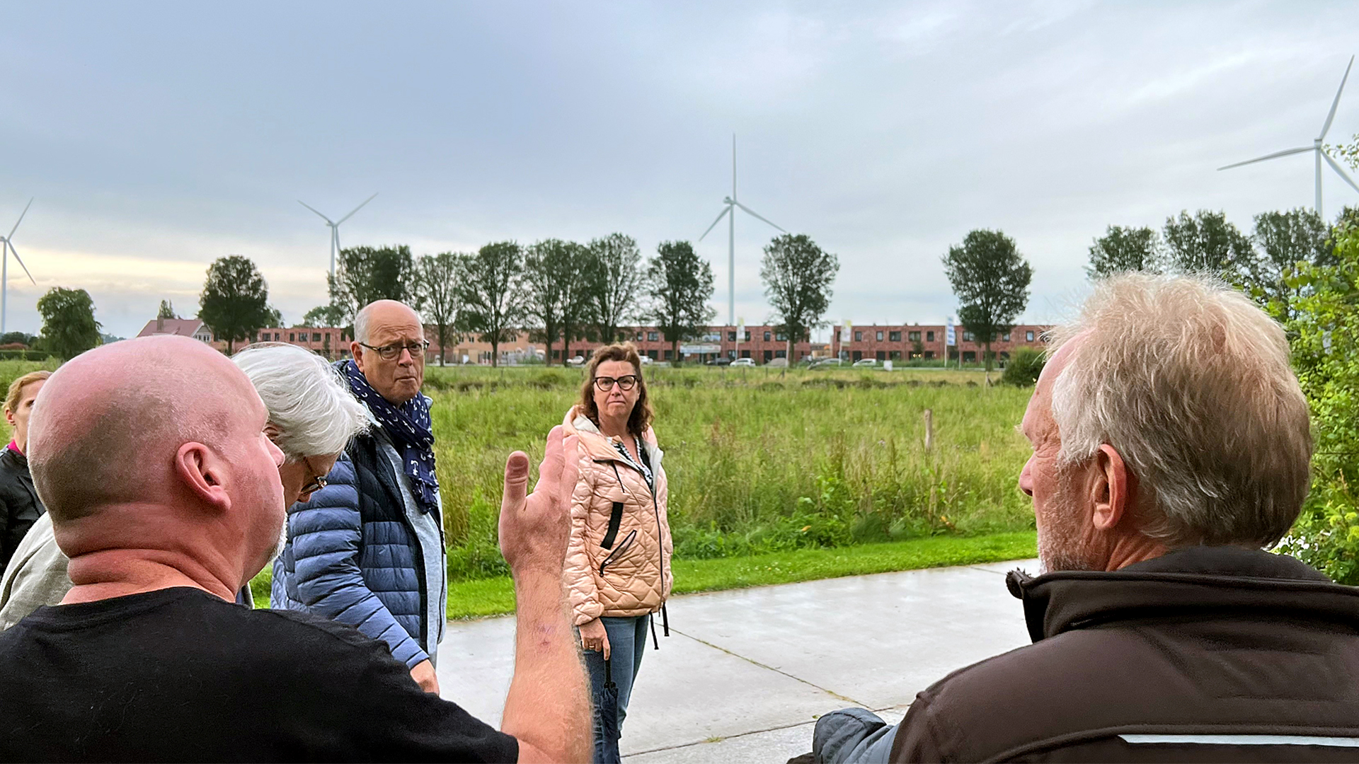 Raadsleden uit Soest op werkbezoek bij windmolens in Almere-Hout.