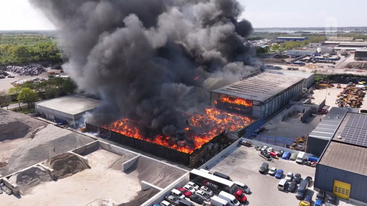 Dronebeelden grote brand papierverwerker Blerick: rookwolken in wijde omgeving te zien
