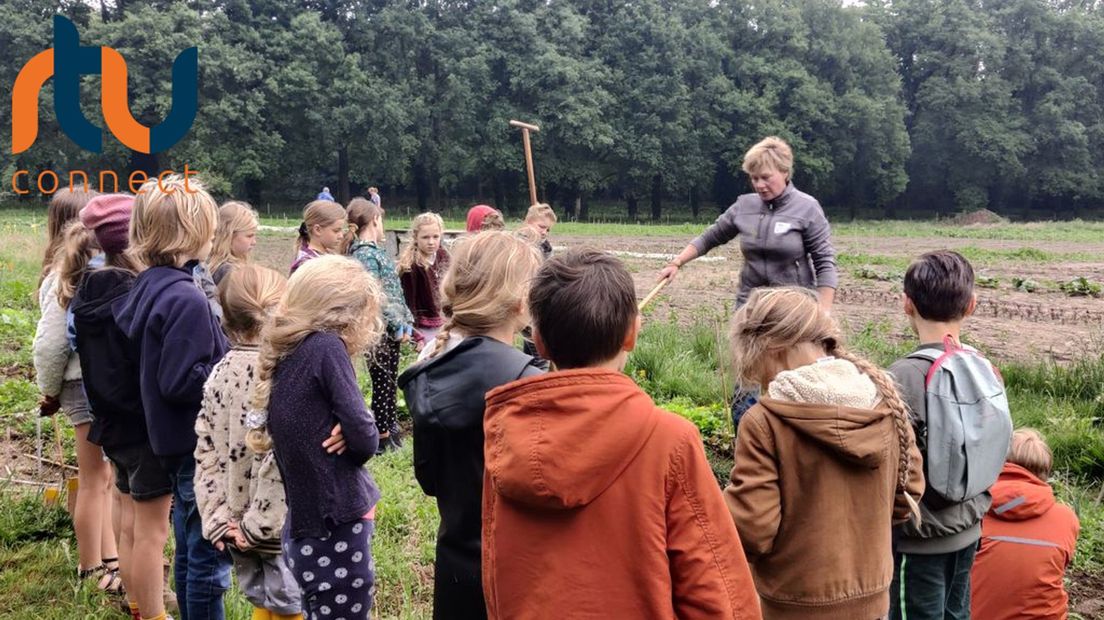 Cursusbegeleider Marieke Grijze geeft les in de moestuin