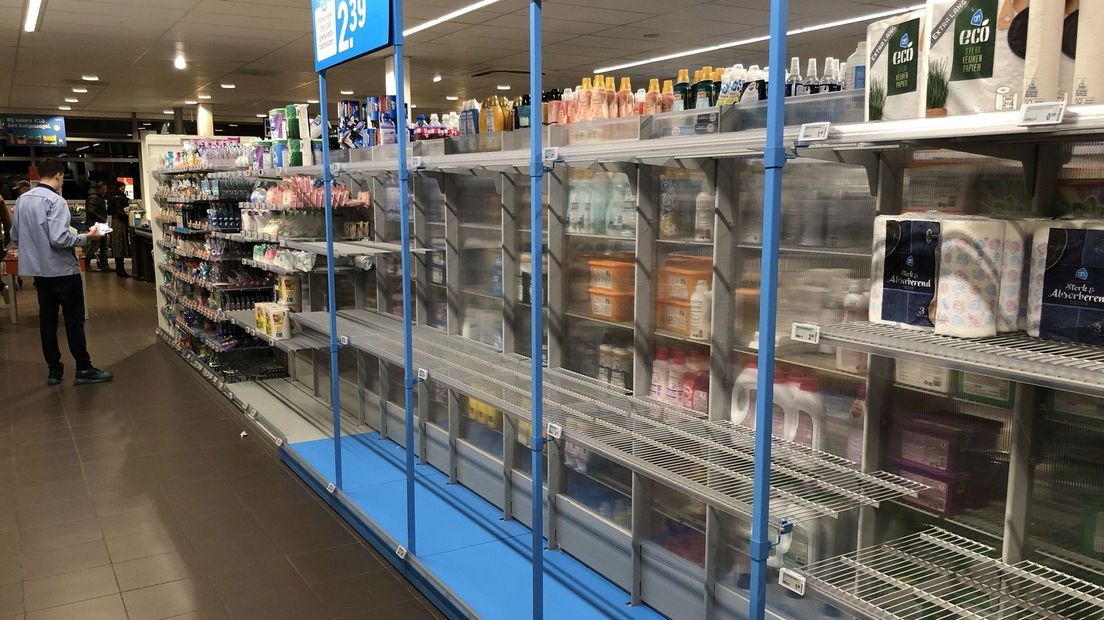 Tijdens de eerste coronagolf bleek wc-papier erg populair, wat leidde tot lege supermarktschappen, zoals hier in Paterswolde