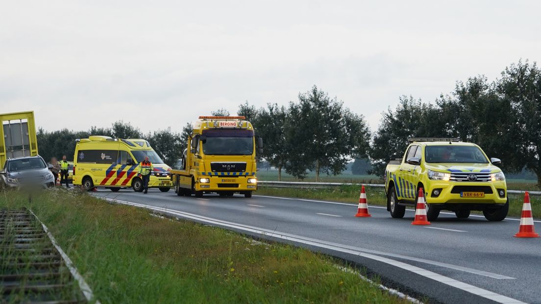 De auto's worden door een berger weggehaald