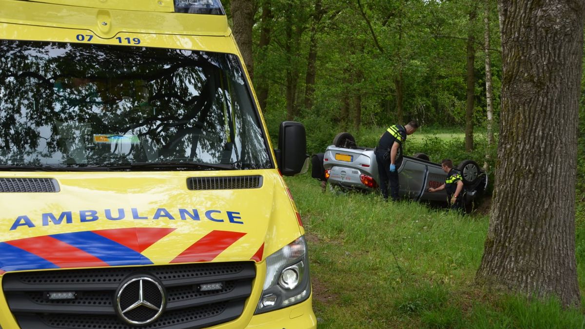 Auto uit de bocht in Zwartebroek, drie gewonden