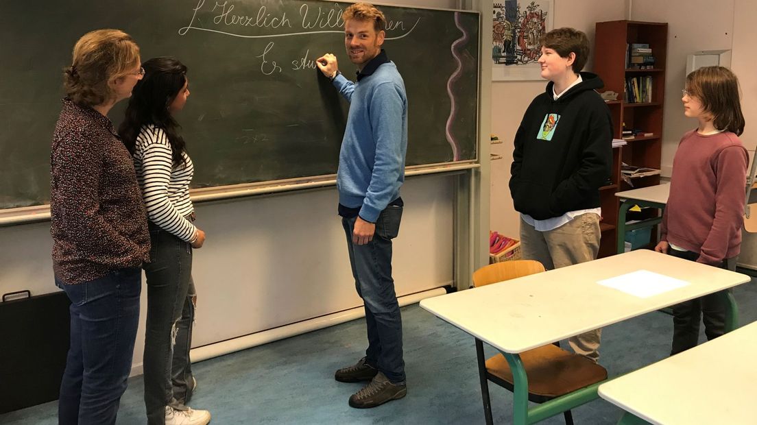 Leraar Duits Merlijn Baron met enkele leerlingen. Helemaal links teamleider Linda Scheeres.