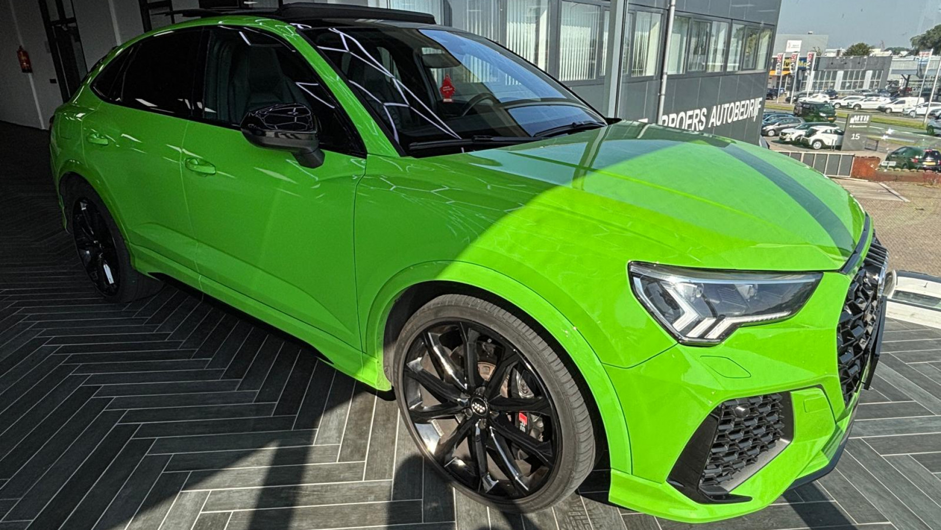 Deze auto is voor 500 euro per dag te huren