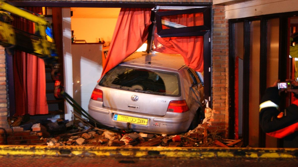 Dronken automobilist rijdt huis Valthermond binnen