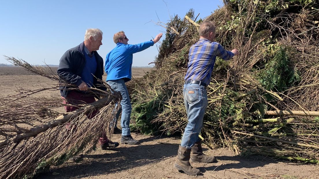 Vrijwilligers bouwen aan de paasbult van Meeden