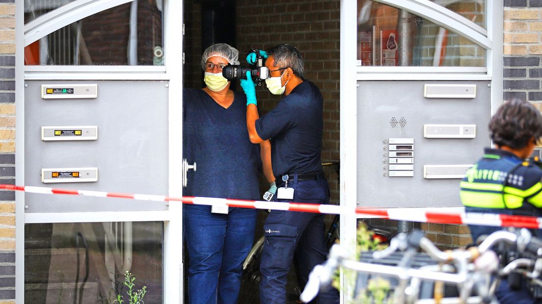 De politie doet onderzoek in de De Colignystraat in Delft