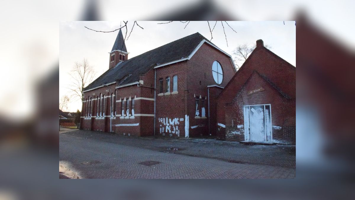 Kerk Munnekezijl beklad met witte verf