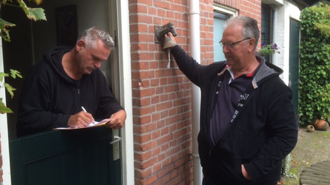 Arend Bultstra (rechts) van de Buurtvereniging Oranje op pad voor gratis wifi (foto RTV Drenthe / Anthon van der Neut)