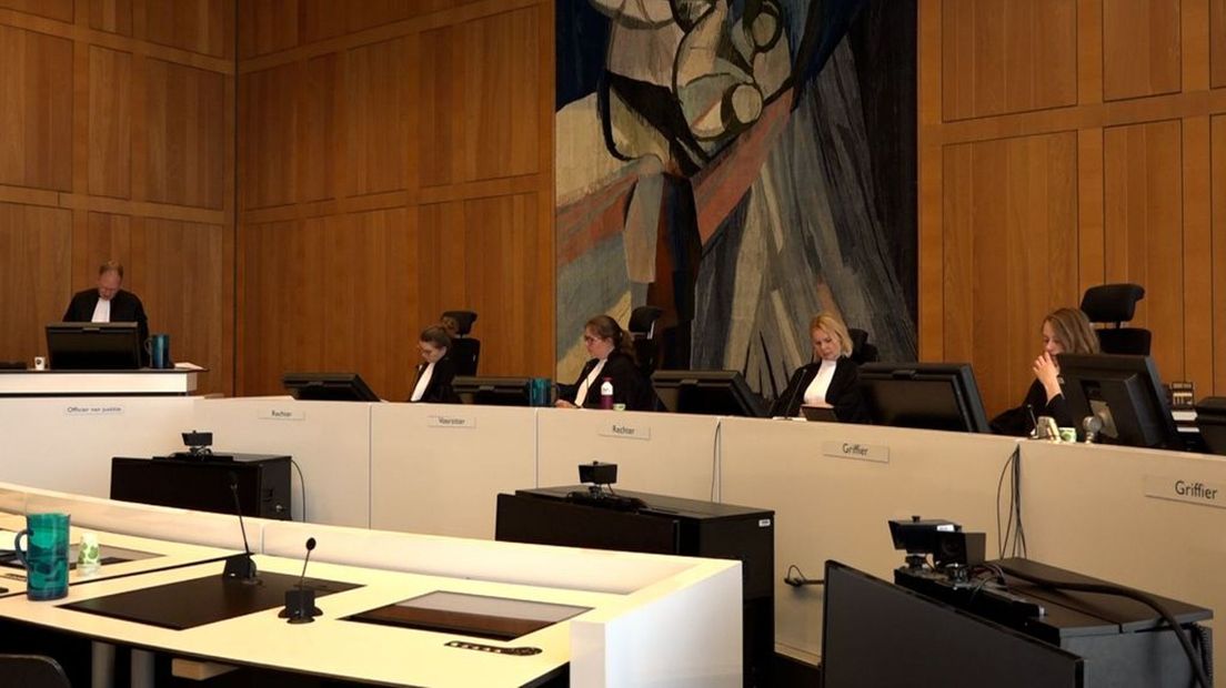 De rechtbank luistert terwijl de officier van justitie de eis formuleert in de verkrachtingszaak.