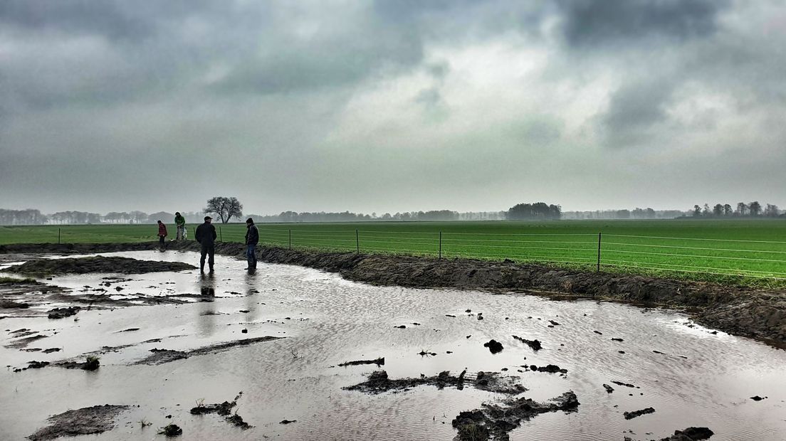Vrijwilligers, boeren en Landschapsbeheer Drenthe werken aan de plasdras bij Dwingeloo (Rechten: RTV Drenthe/Dylan de Lange)