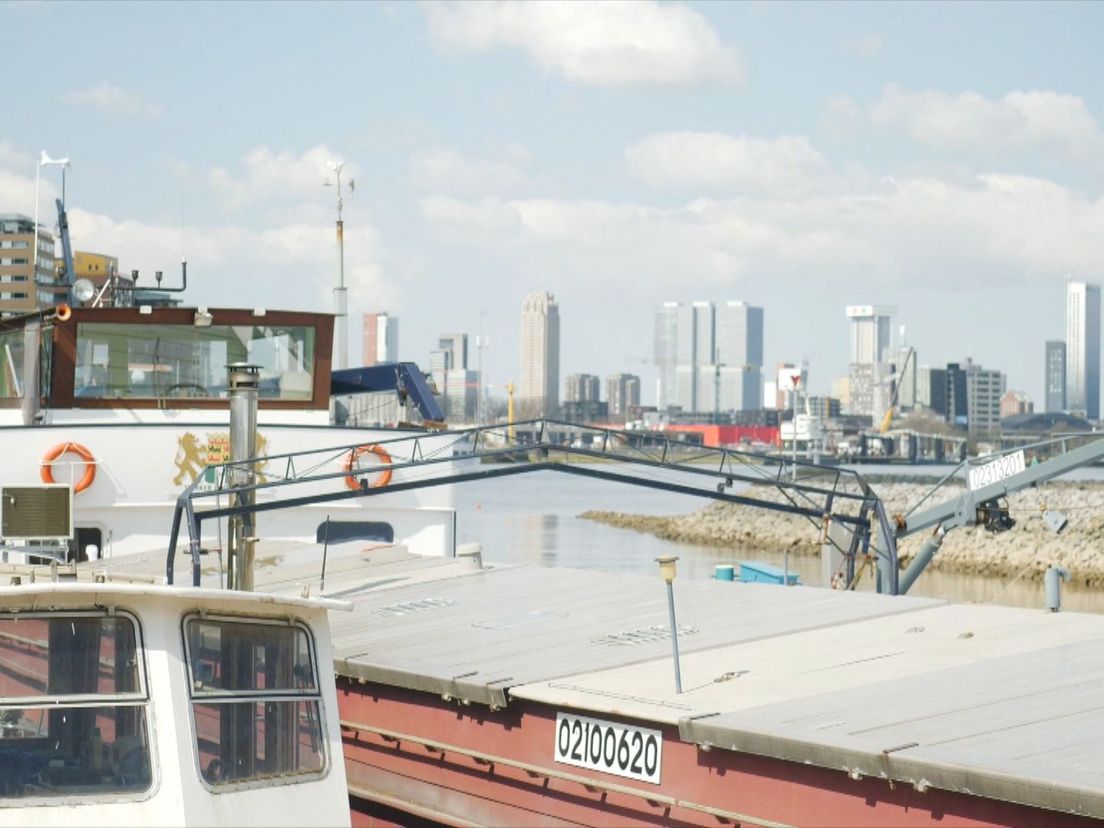 Yvonne's woonboot naast het eiland van Brienenoord