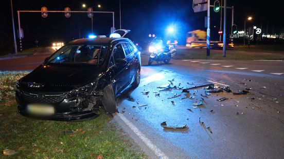Verkeershinder door ongeluk met veel blikschade op Rondweg Emmen. Verkeershinder door ongeluk met veel blikschade op Rondweg Emmen.