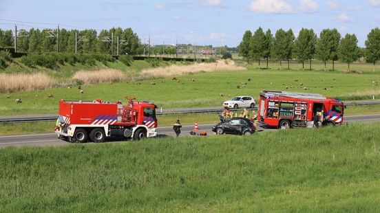 Ongeval op de N50 richting Kampen, bestuurder uit auto geholpen. Ongeval op de N50 richting Kampen, bestuurder uit auto geholpen.